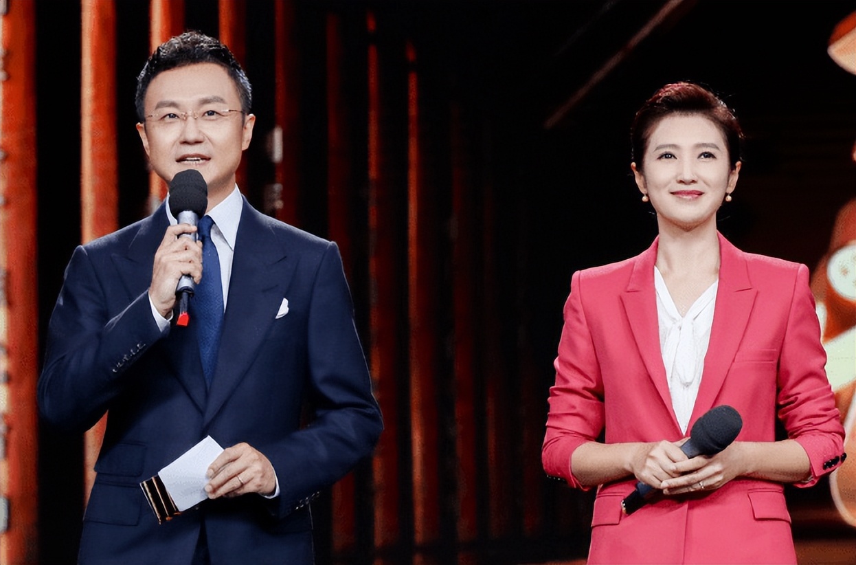 央视主持人刚强:娶二婚春妮为妻,43岁当了爸爸,今一家3口幸福美满