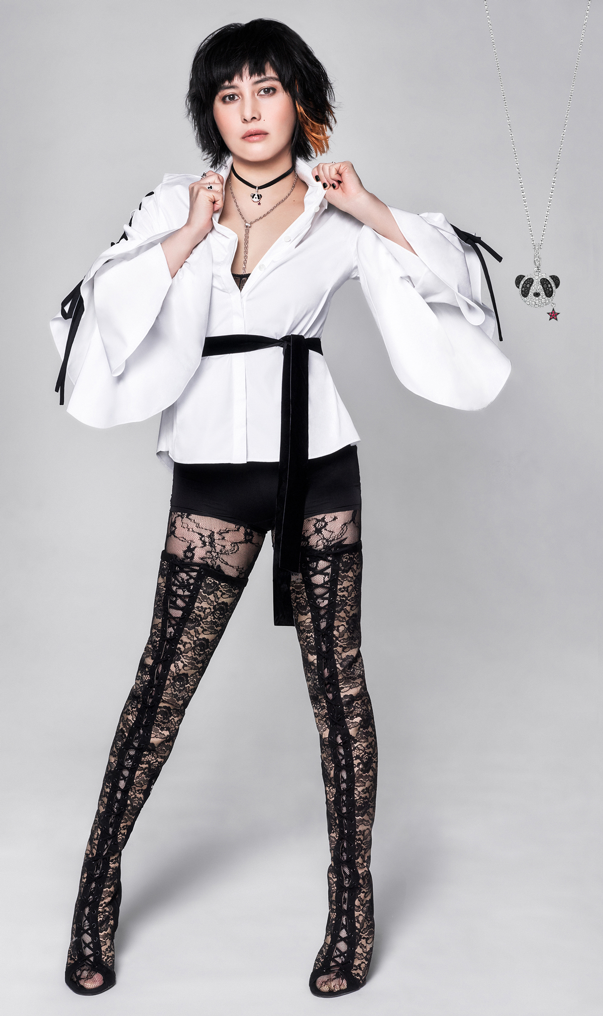 二太去世后何超仪首露面，戴仨金手镯满腰赘肉抢眼，老公一脸沧桑