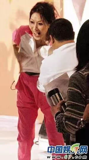 知名导演公然非礼女明星，现场照片曝光：这个人，究竟有多无耻？