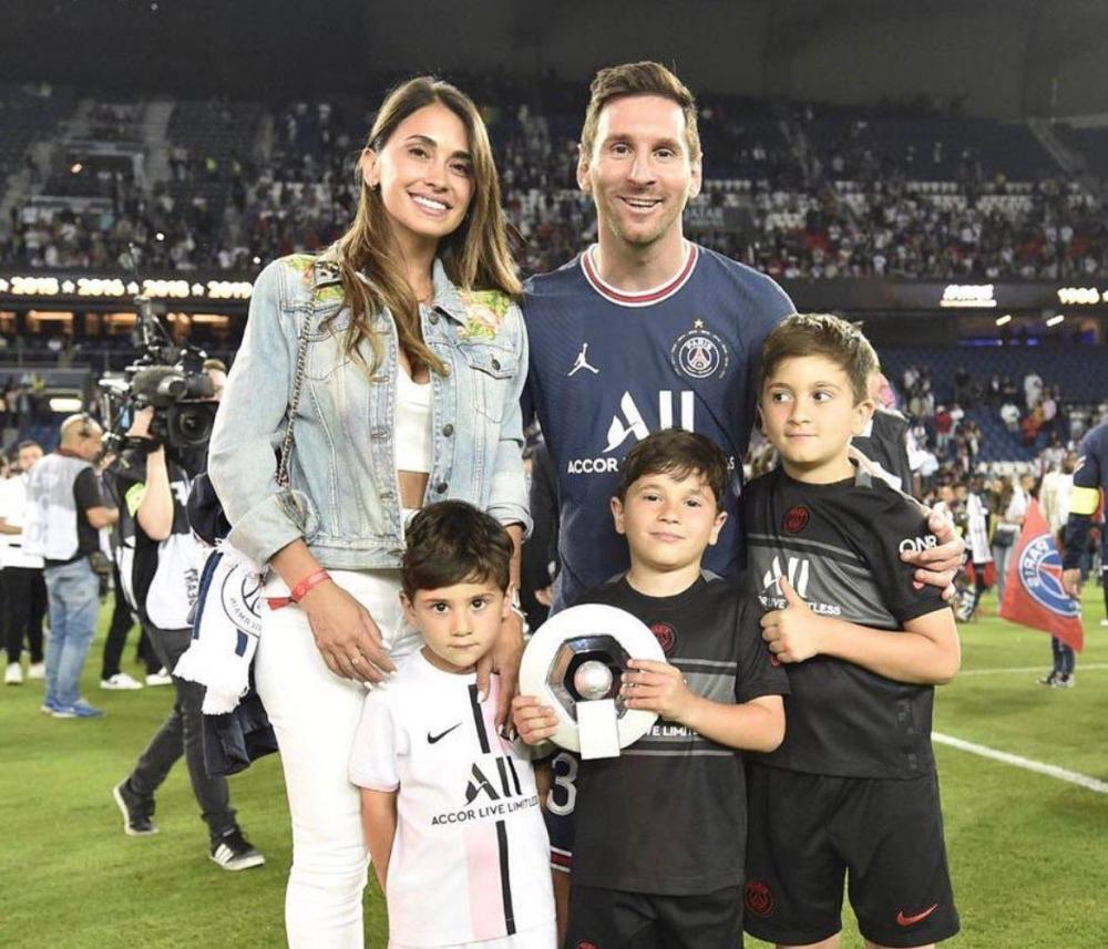 卡卡跟前妻为啥离婚（卡卡：和梅西一样忠于爱情，前妻为事业离去，小13岁嫩模为他续爱）-华海博客