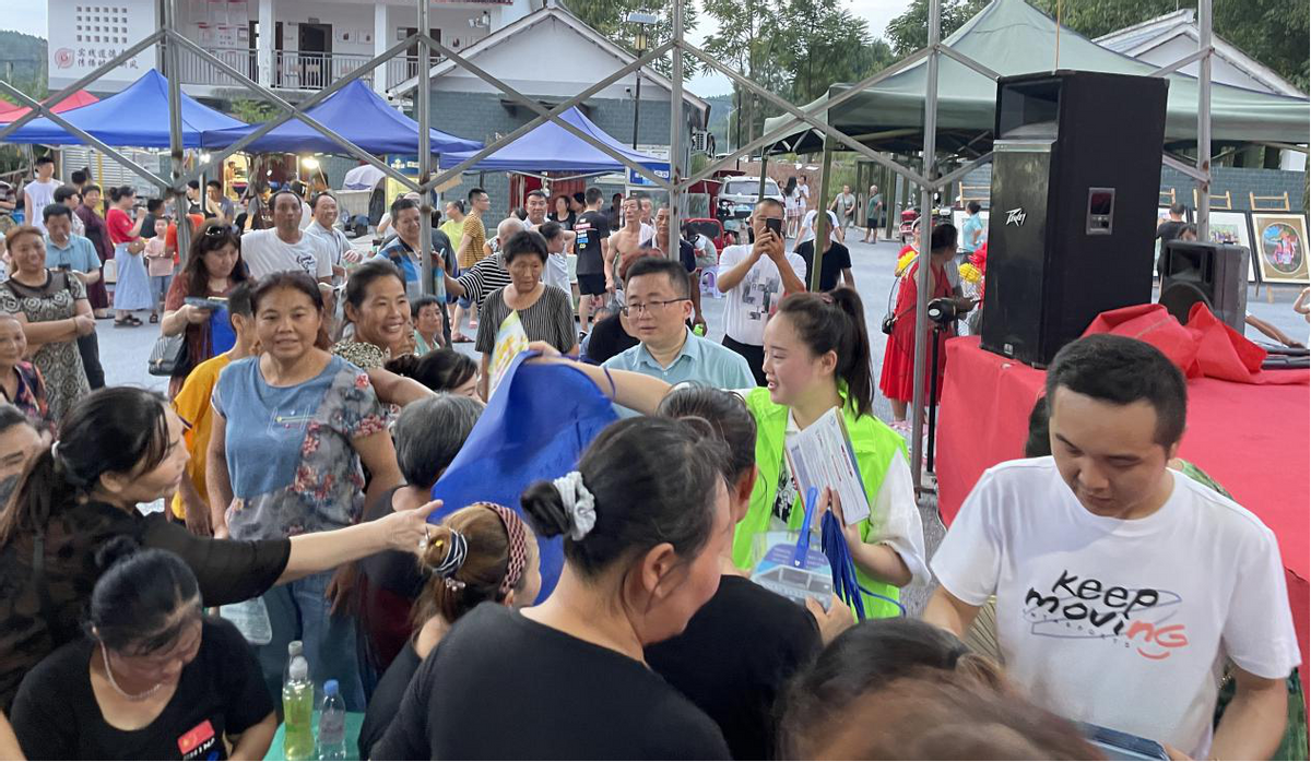 荷花灯上吹起“禁毒风”，禁毒赏景两不误