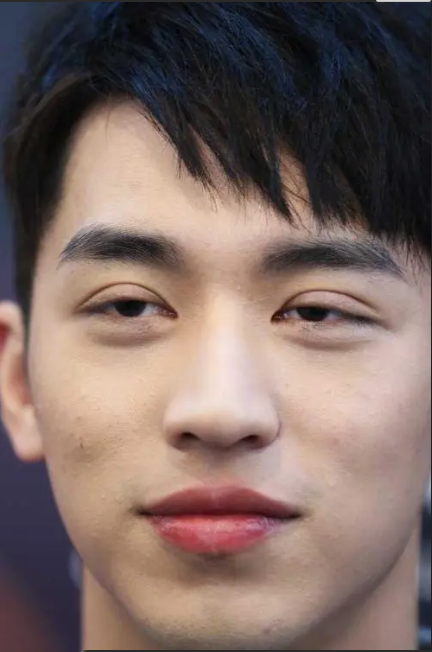 男星割双眼皮是分水岭?成龙周星驰提颜值,陈浩民眼皮能夹死苍蝇