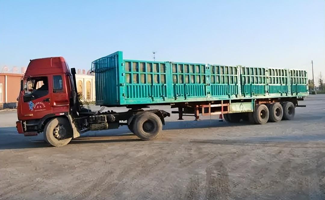 (1)半挂车,指的是车斗无法独立支撑的挂车,其车斗前方一部分需要搭在