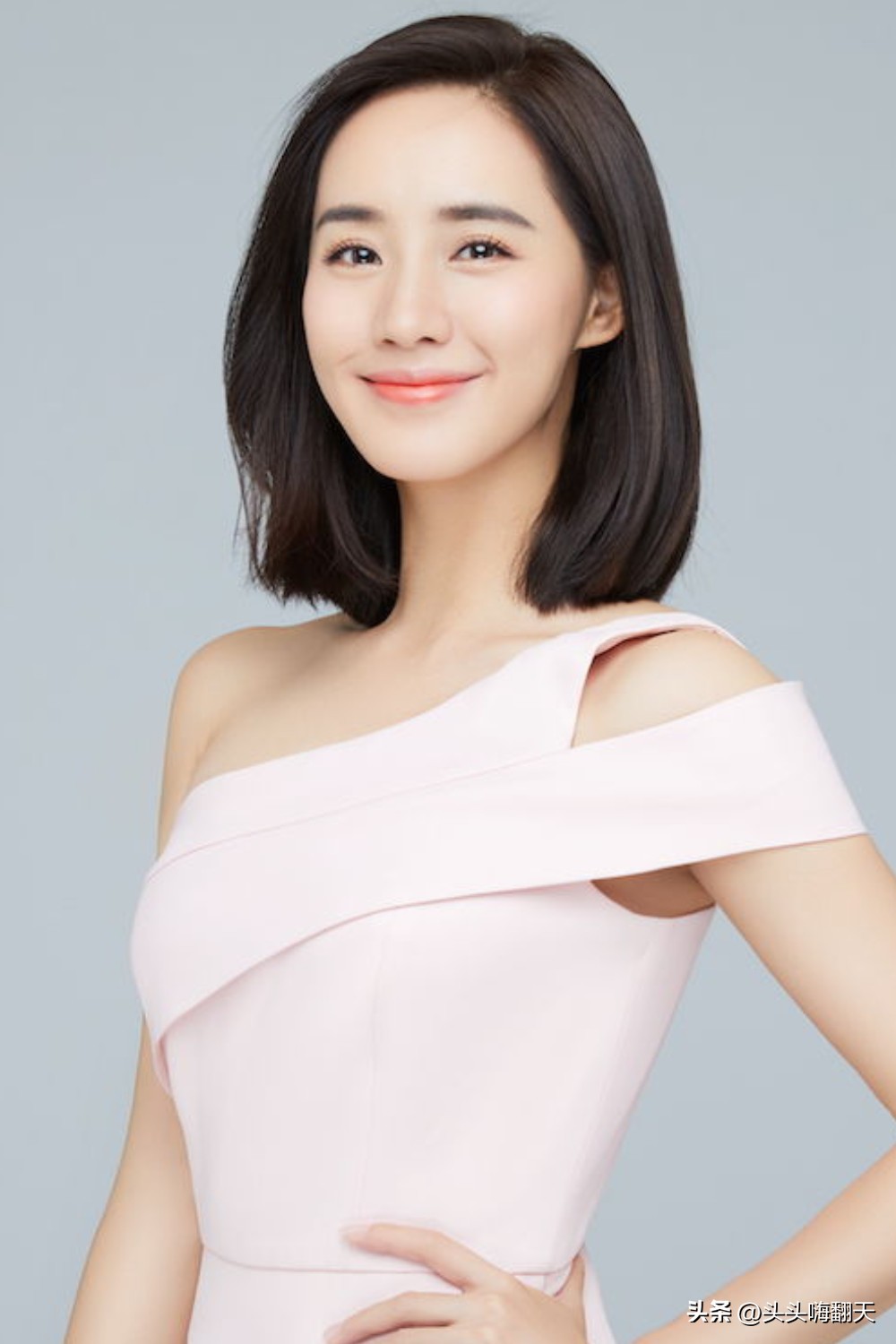 王智写真露出事业线大美腿! 魔鬼身材性感火辣