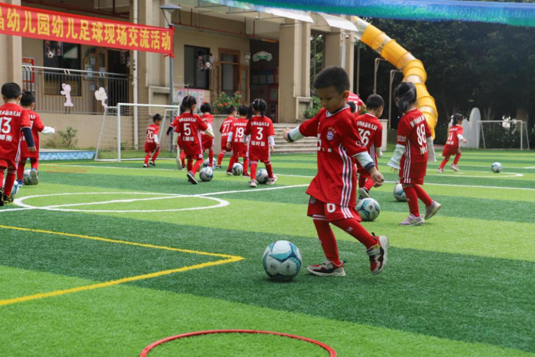 我爱足球小班健康我爱足球(少年中国 |“跟着足球看世界，构建独特足球特色幼儿园”)