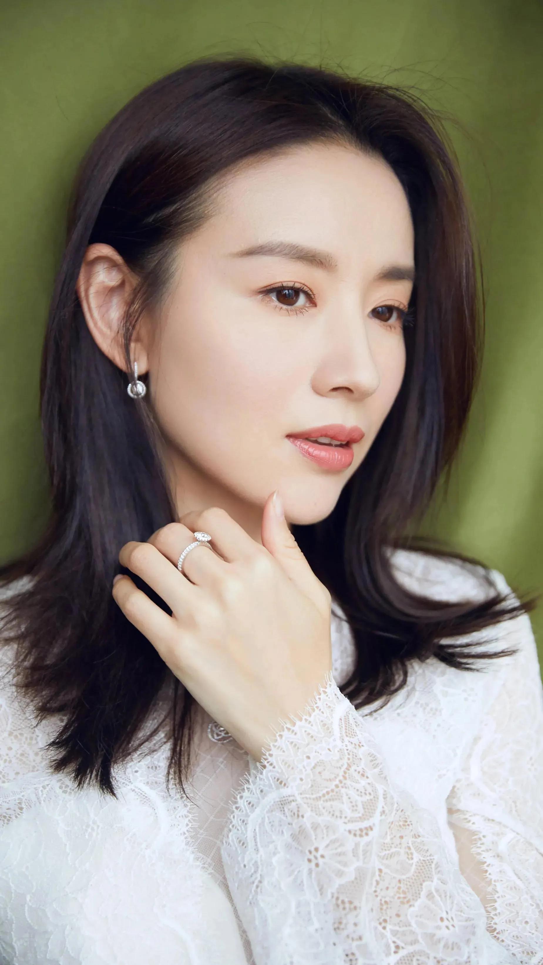 董洁：成熟优雅，气质如兰