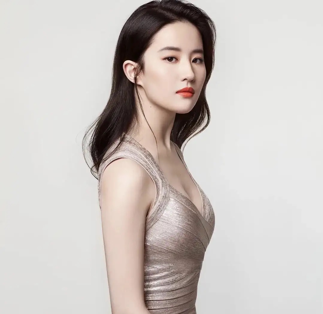 刘亦菲《玫瑰故事》黄衣路透明艳,14-34岁颜值变化,不愧是天仙