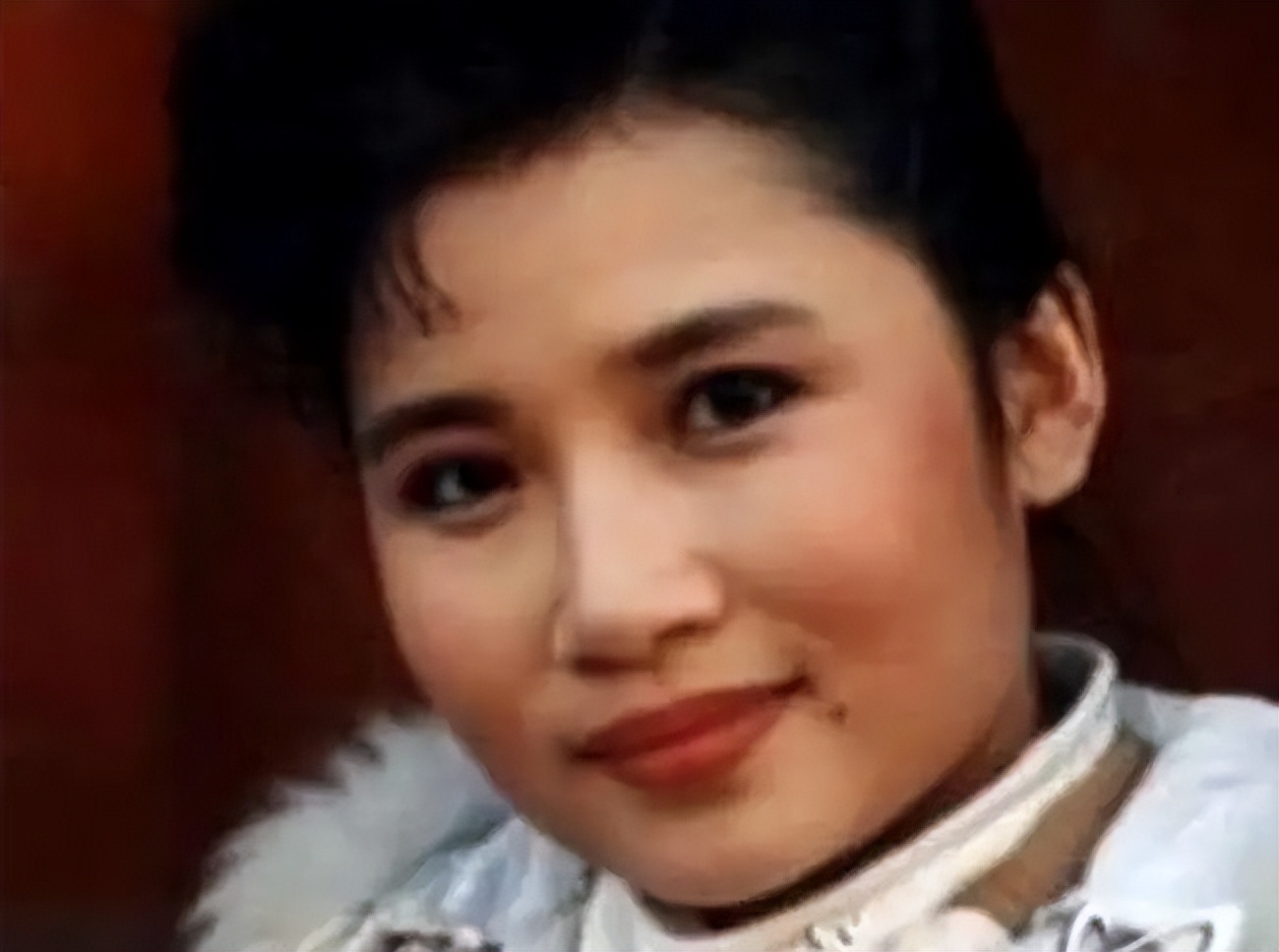 “一代歌后”李娜，巅峰时期力压韩红，为何削发为尼选择出家？