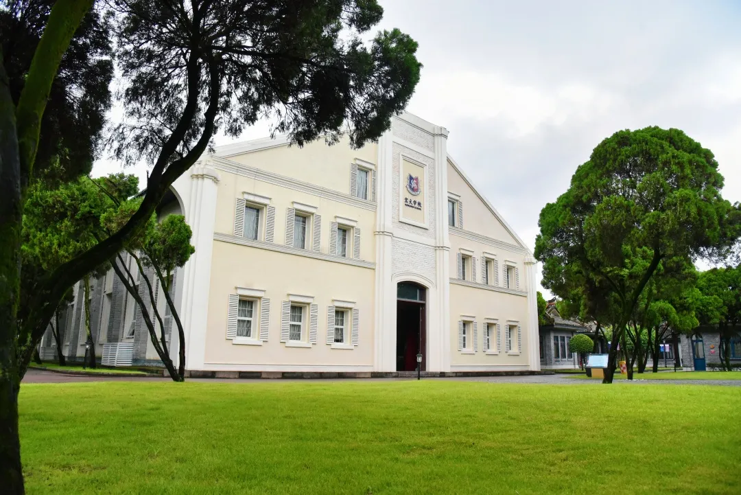 大邑这所独具“民国风”的最美学校，迎来了重量级校长