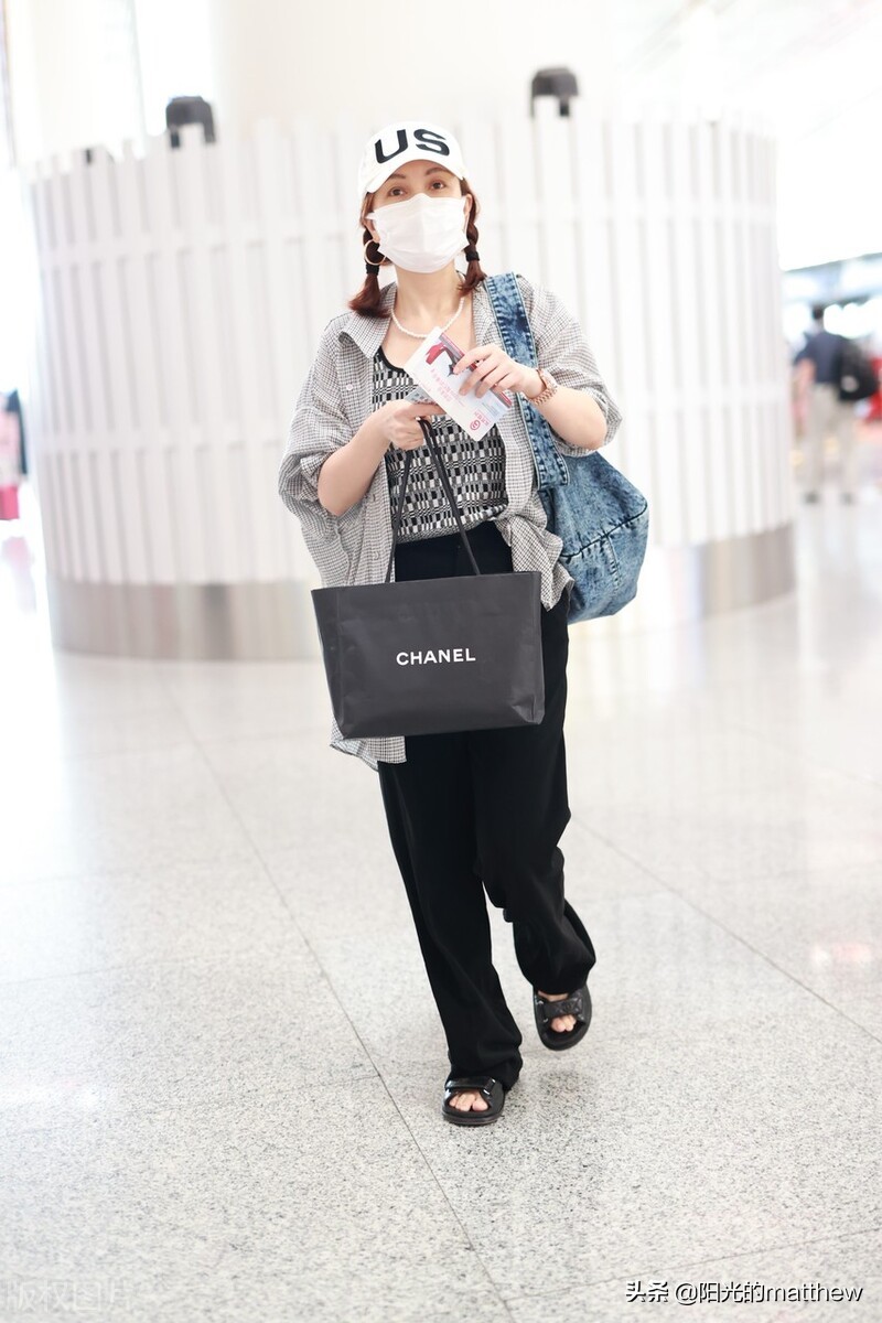 吴昕现身北京机场，头戴棒球帽梳两个麻花辫俏皮可爱