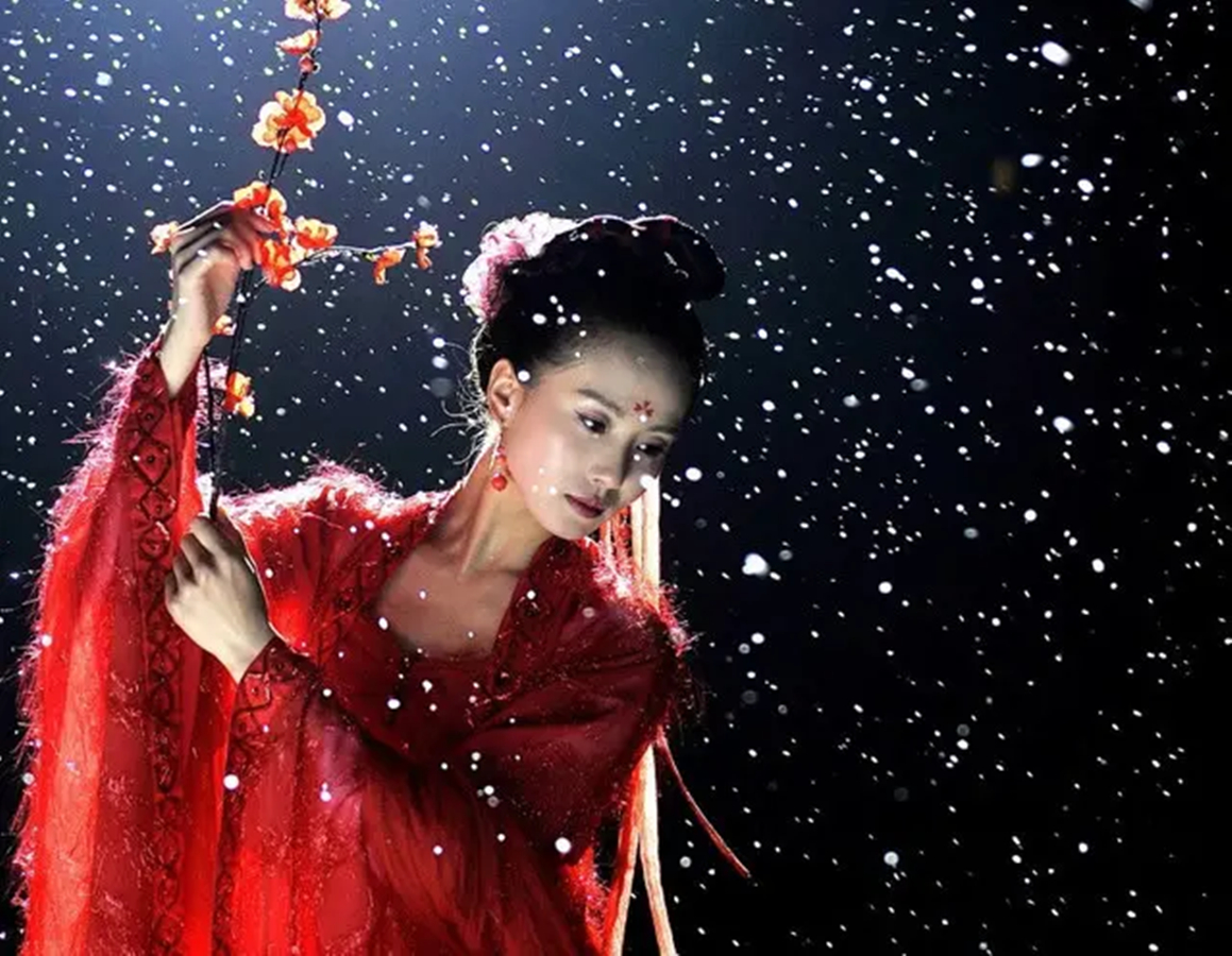 相较之下,刘诗诗的雪中红梅舞更为惊艳.