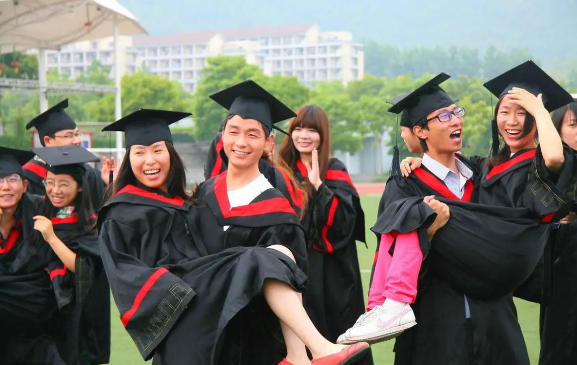 名校光环也难抵就业困境，985毕业生吐露心声：有些专业是真坑人