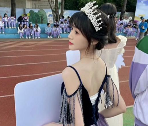 运动会都内卷？高三女生因“举牌”走红，却意外引起网友争议