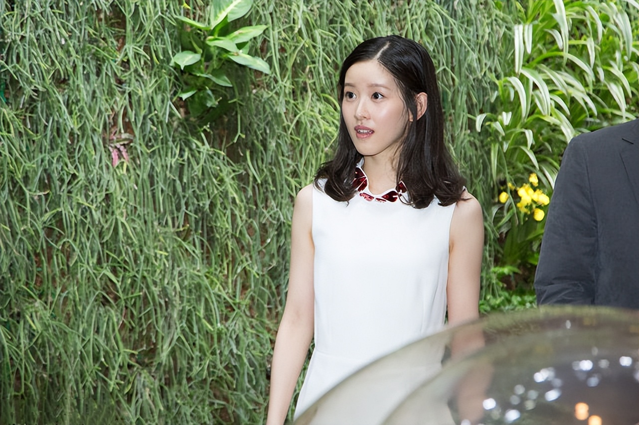 "奶茶妹妹"章泽天真挺成功的,事业爱情双丰收,穿搭更是在行