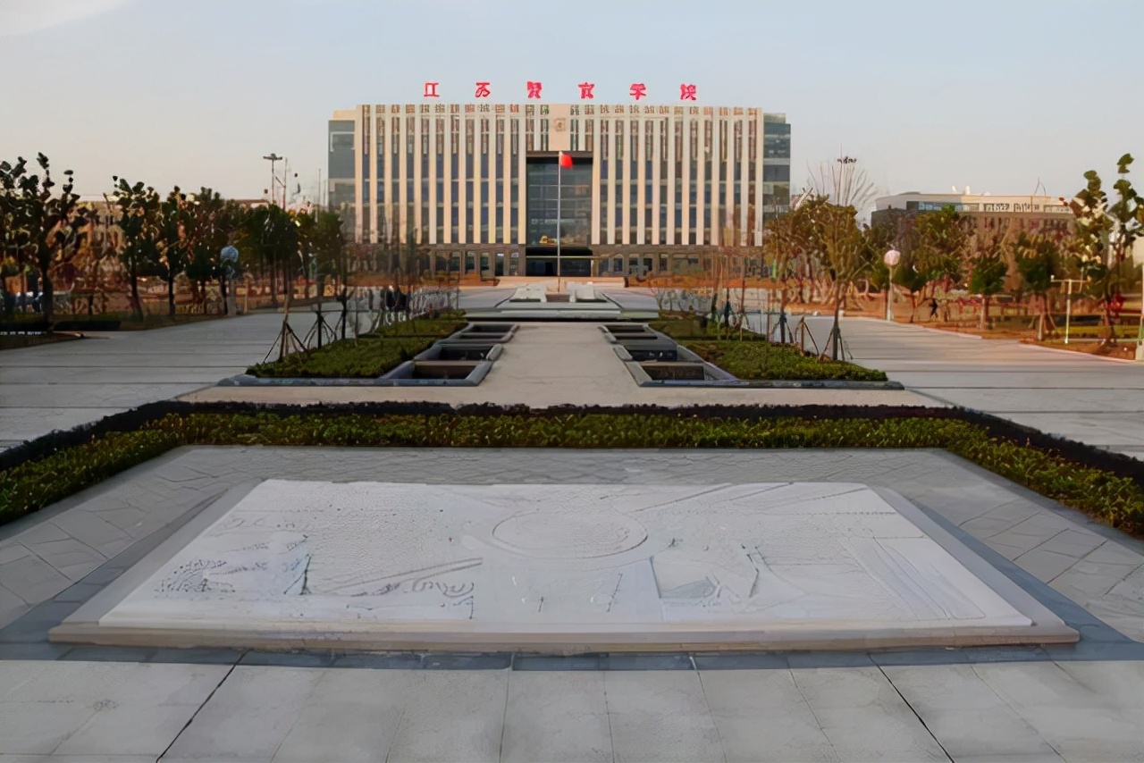 江苏某大学，明明是二本为何提档线比一本还高，就业率说出了答案