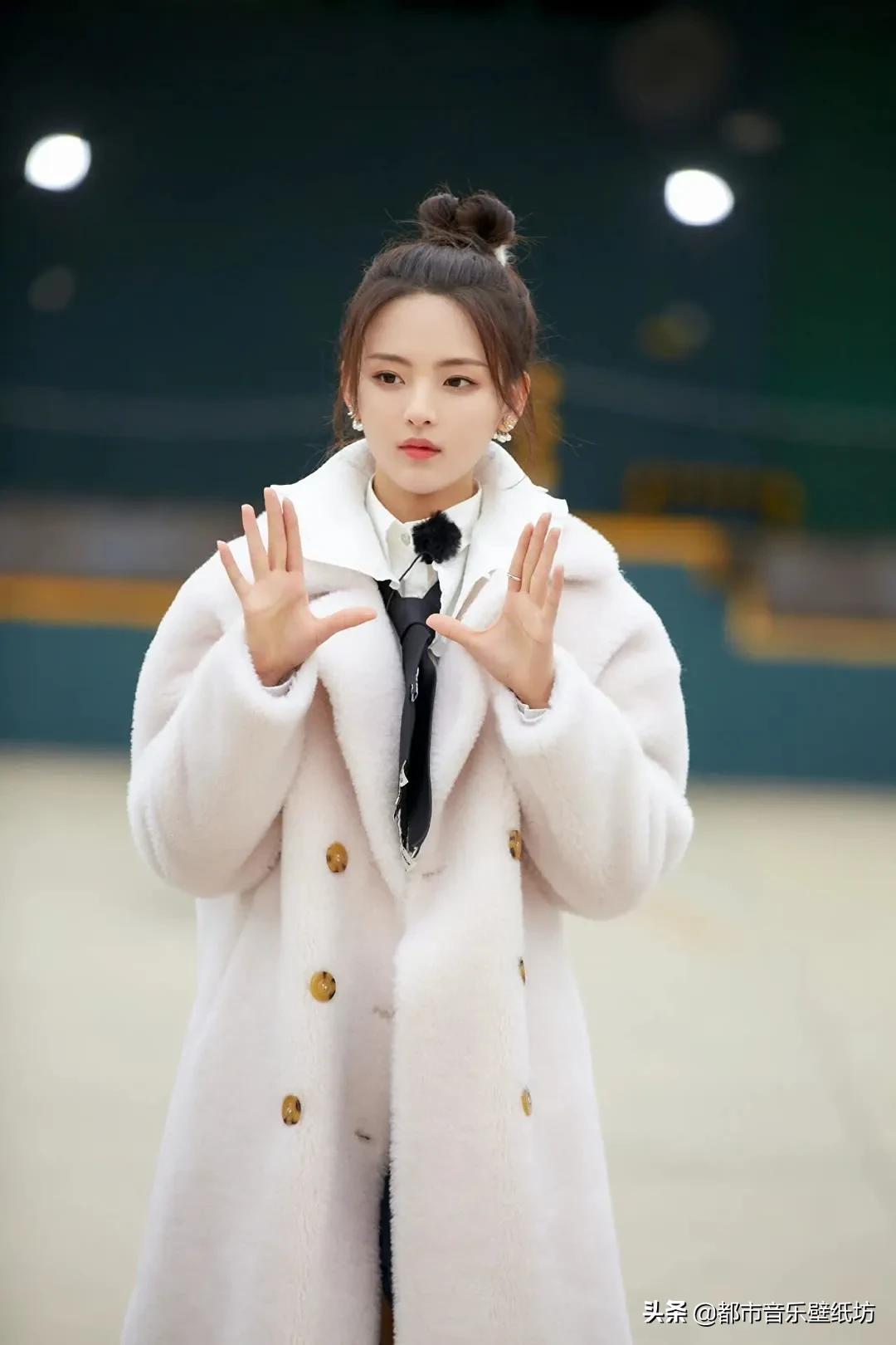 杨超越高清时尚穿搭美图壁纸