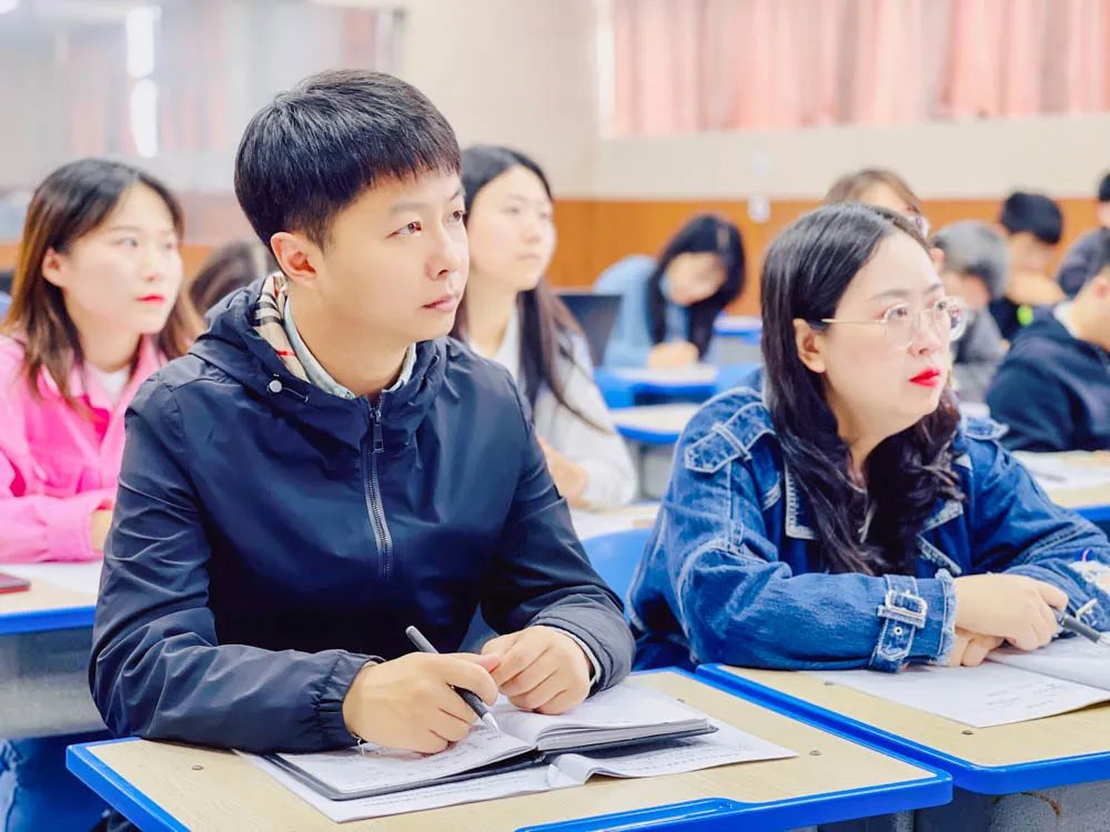 解读课标明要旨 赋能课堂向未来｜东升迎春小学学习解读“新课标”