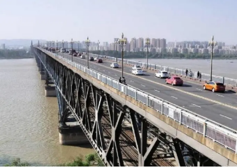 “大器晚成”于和伟：母亲反对他演戏，姐姐卖钢琴送他去戏剧学院