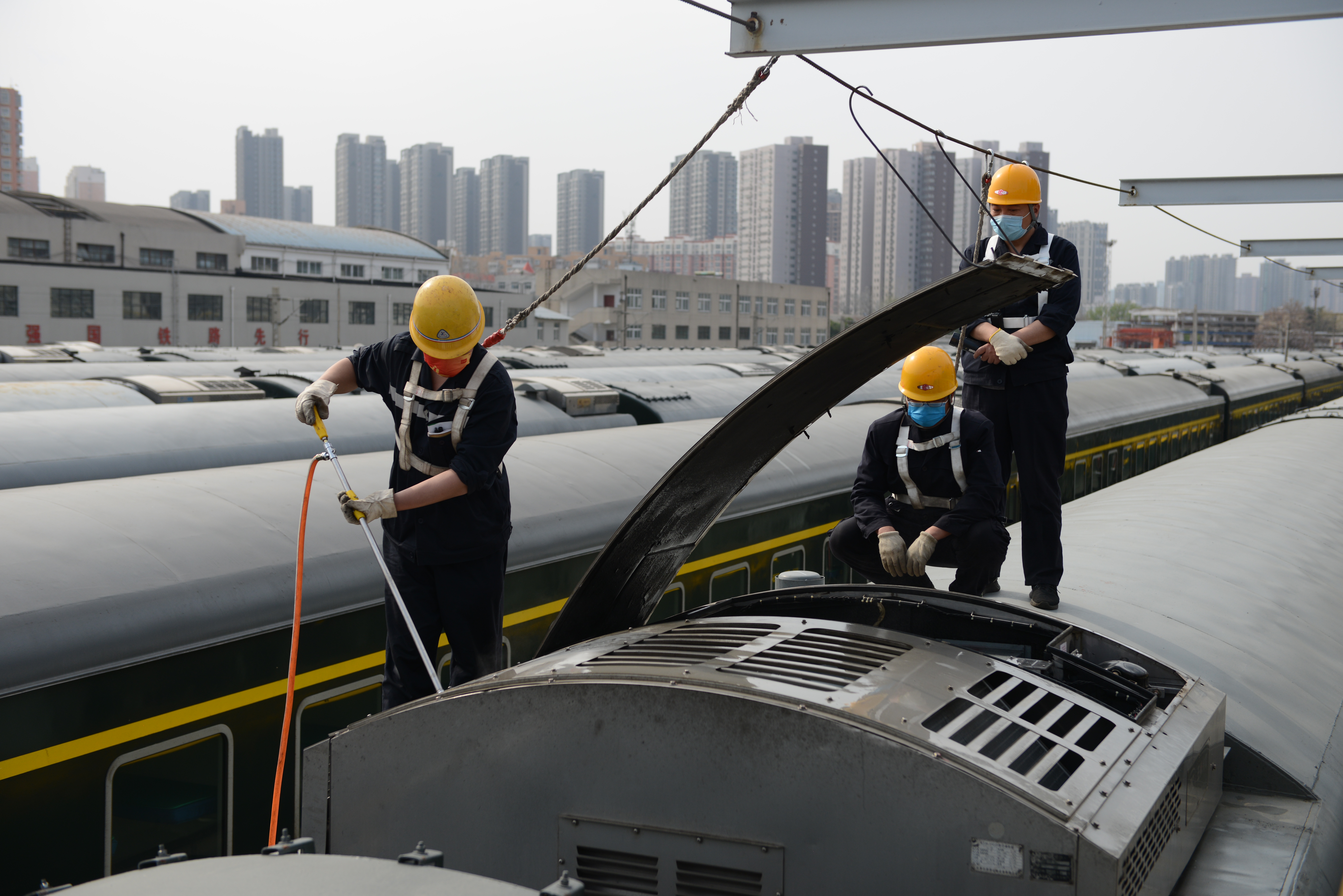 中铁郑州车辆段：客车“清肺”让列车空气清新