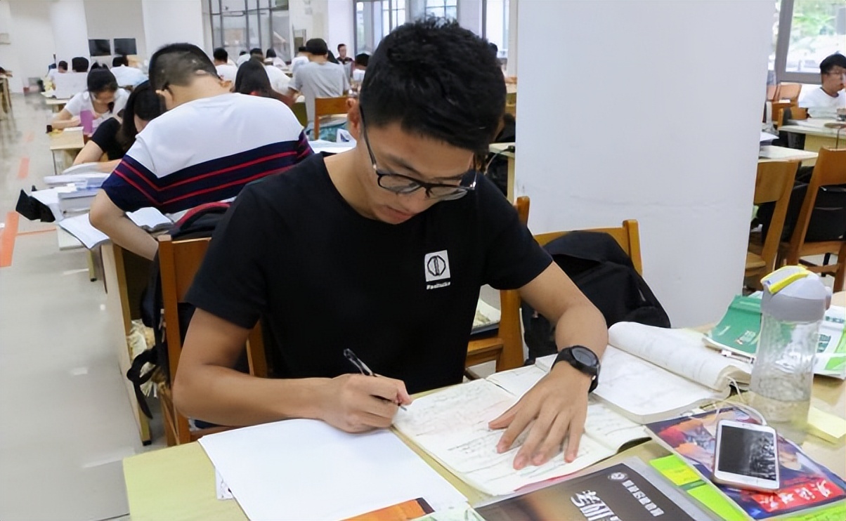 不是所有大学生都要考研,过来人才知道,5类专业更适合本科就业