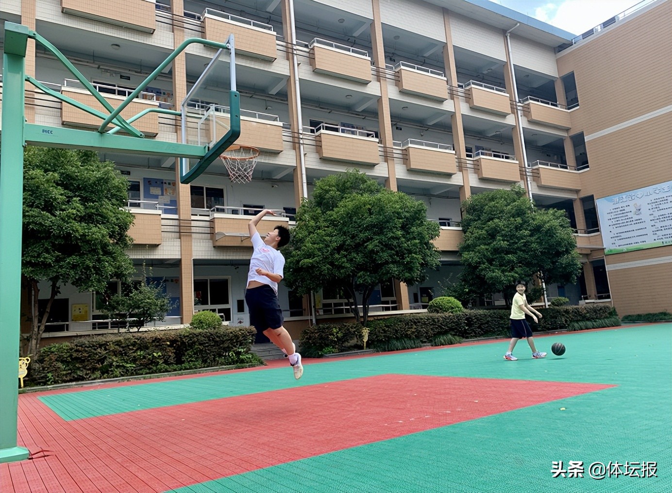 钱塘体育中心电话(学校体育场地开放第一天！预订要靠“抢”，他们6点多就来了……)