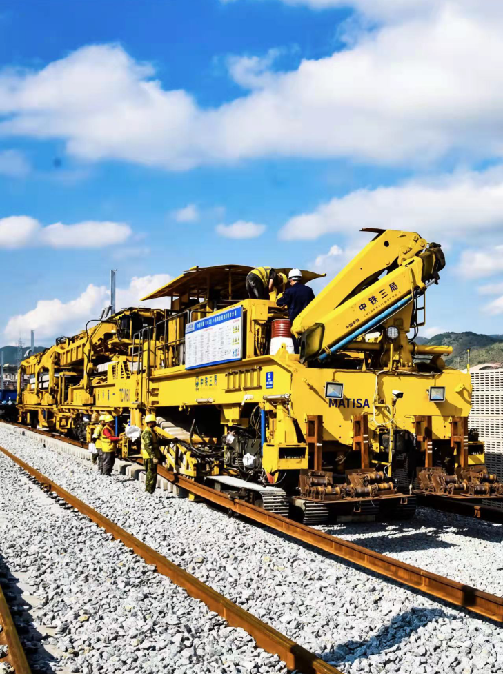 中越铁路大通道重要连接线--弥蒙高铁全线铺轨贯通