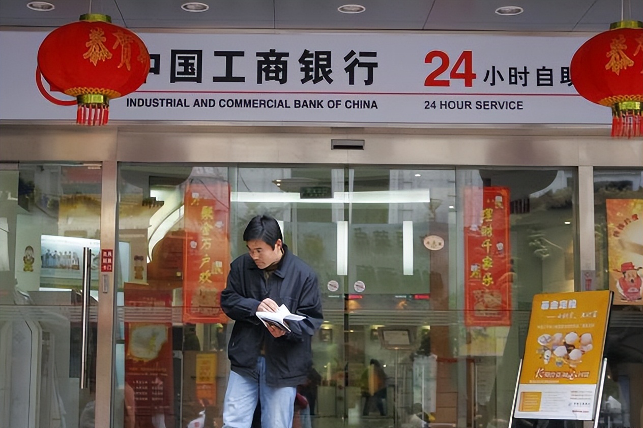 在银行有120万的存款，每个月能有多少“收入”？还要上班吗？