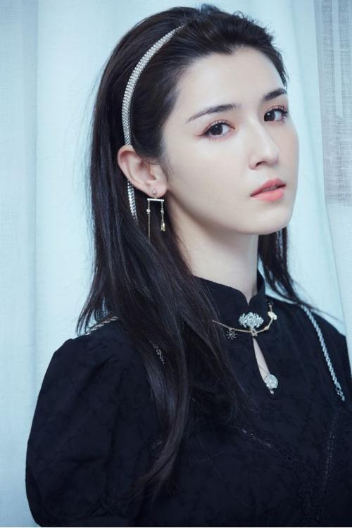 哈尼克孜被送给了一个大人物,因为这个大人物喜欢玩蜡烛游戏