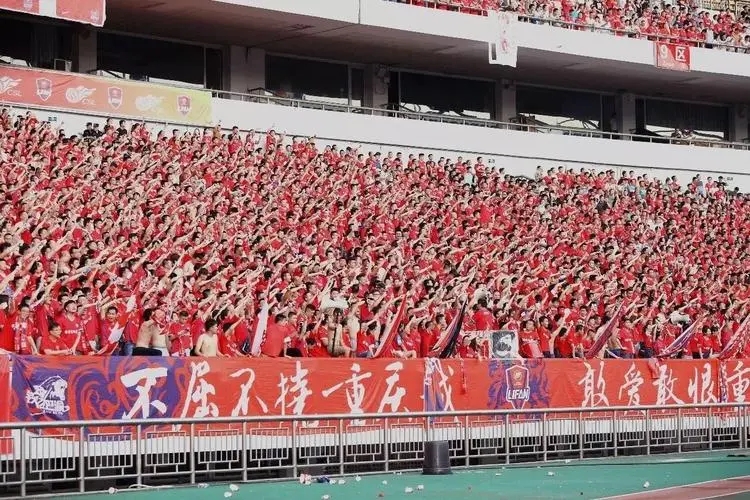 重庆足球改名(3500万人口救不活一支球队，重庆足球的百年荣辱：从劲旅到解散)