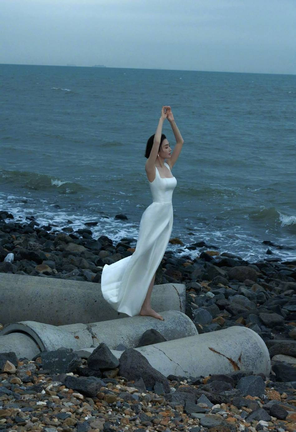 最美女人是谁图片("中国第一美女"秦岚,穿白色长裙大秀长腿,曼妙迷人)