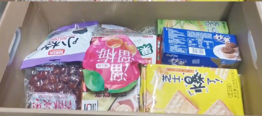 大学生谈恋爱（大学生情侣秀恩爱翻车）