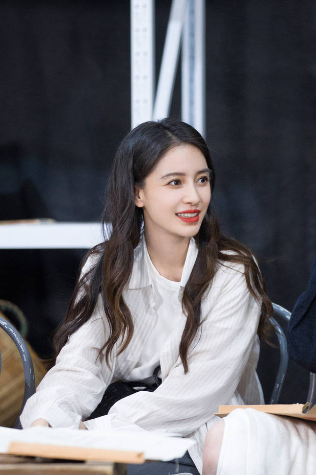 angelababy白衬衫干练十足 皮肤光泽笑容甜蜜蜜