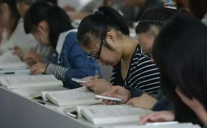 高校男生上课“刷美女”，结果本尊就坐在后排，评论区“亮了”