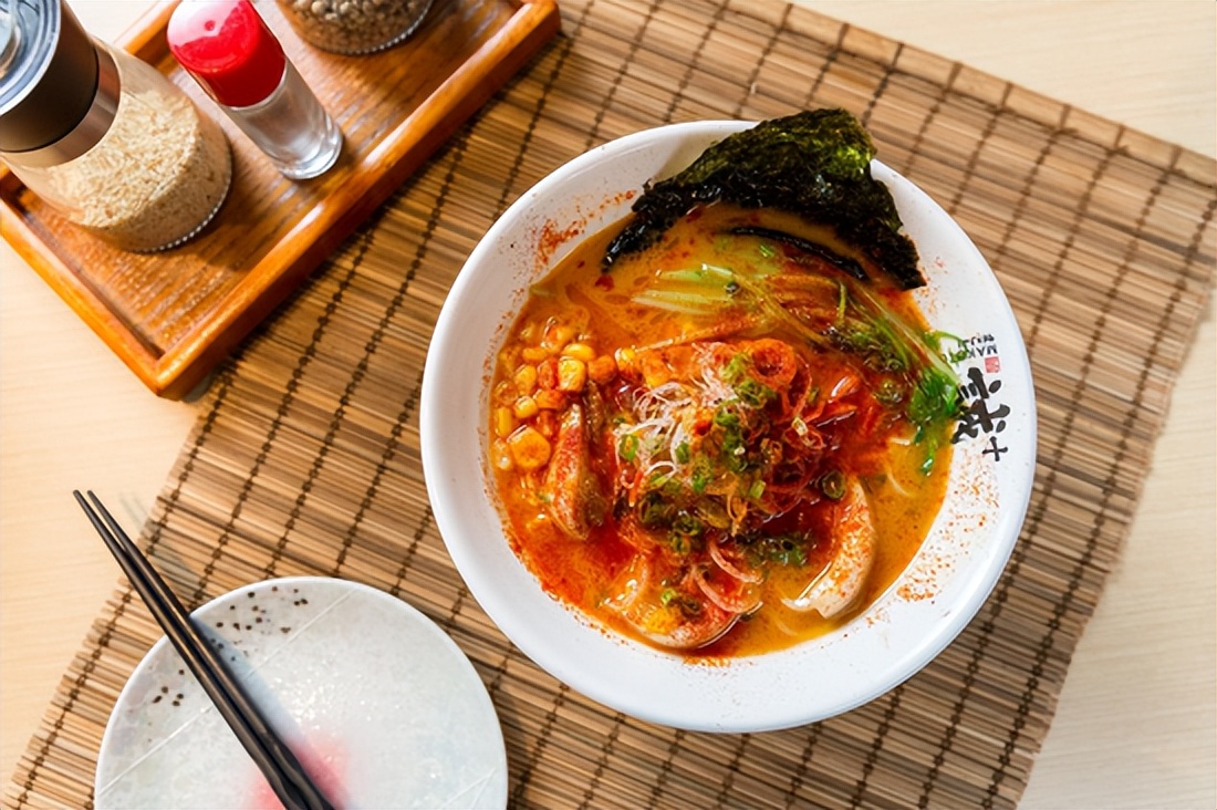 尸油方便面(方便面:50年激烈竞争到达巅峰,被"土坑酸菜"风波重新洗牌)