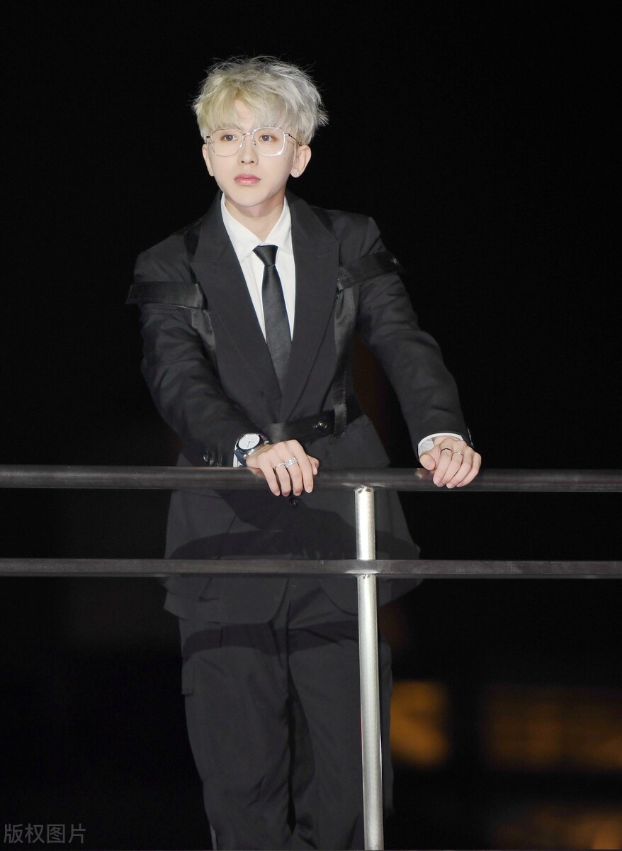 蔡徐坤最新造型