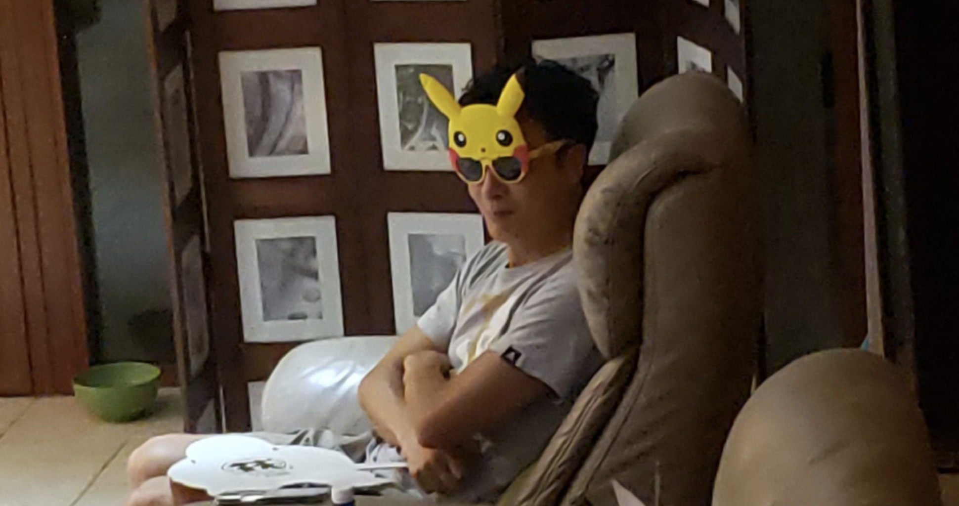 60岁吴镇宇庆祝21周年结婚纪念日，费曼晒全家福，妈妈罕见出镜