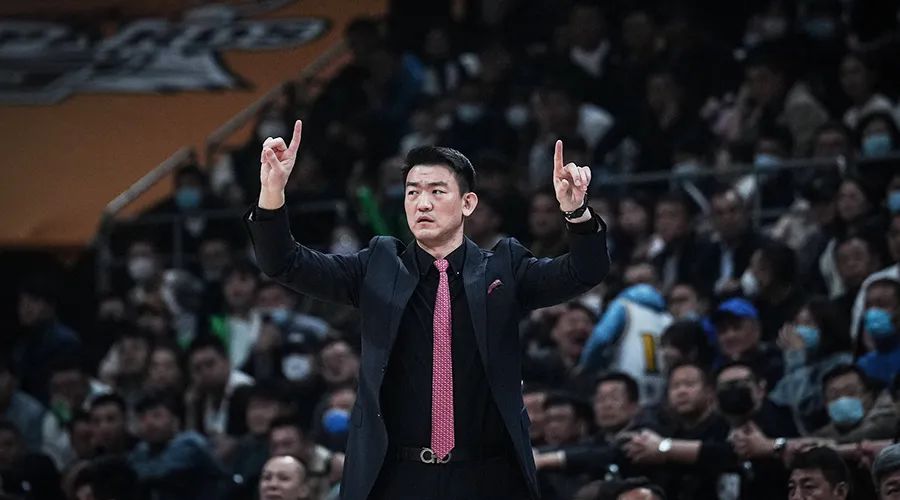 cba教练骂街合集（只差一步进决赛的教练，竟被球迷狂喊下课）