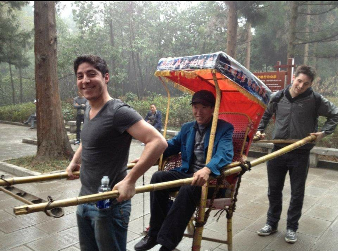 被一枚硬币骗到中国，国外富二代将计就计 学习电商回国帮贫民致富