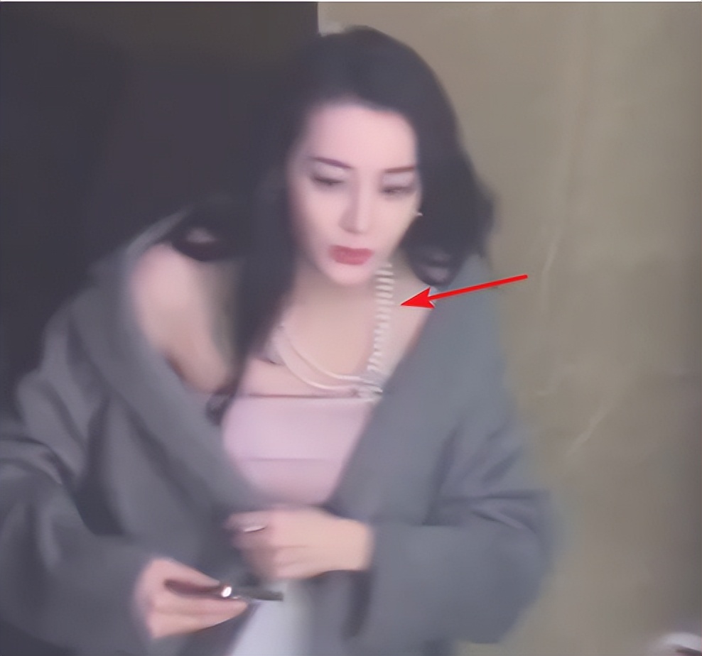 迪丽热巴路透释出,身穿粉色抹胸裙小露香肩,脖间昂贵珠宝吸睛