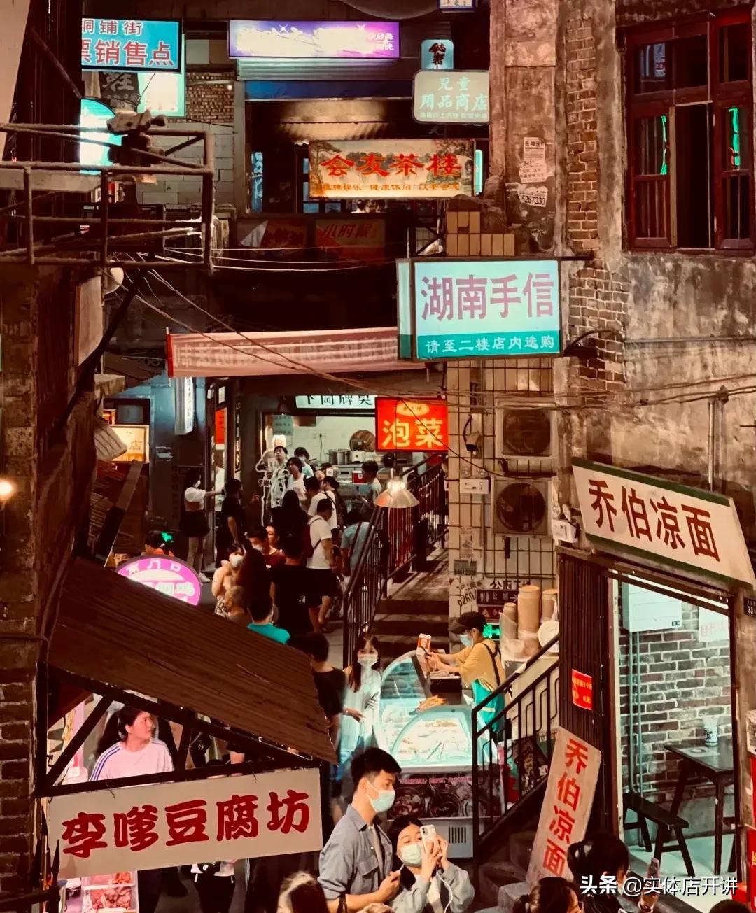 湖南伢子搞不定爱吃的老广，无人排队的广州文和友，危险了