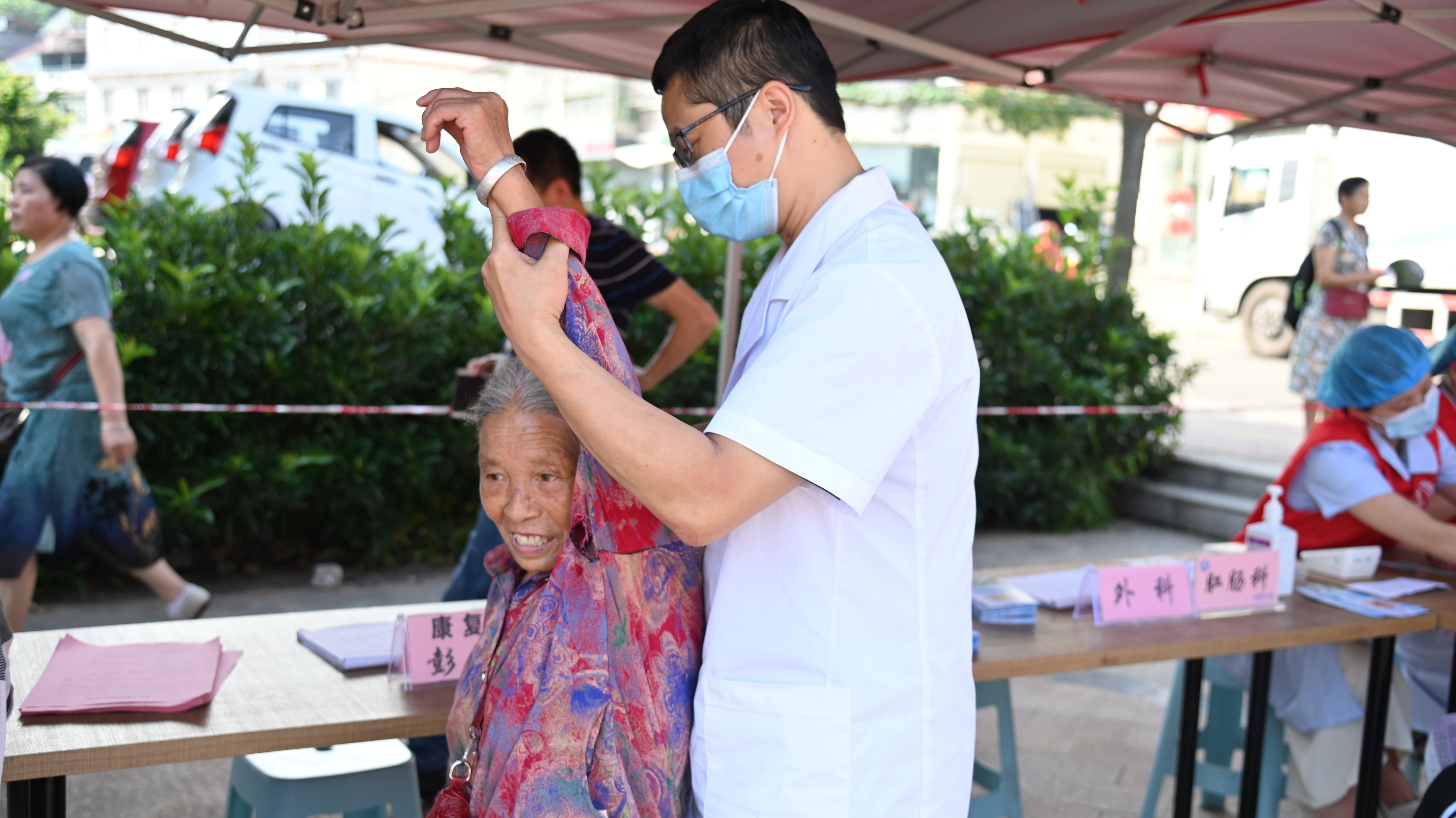 金堂县三医院：“党建共建·医路相伴”之慰问义诊行活动