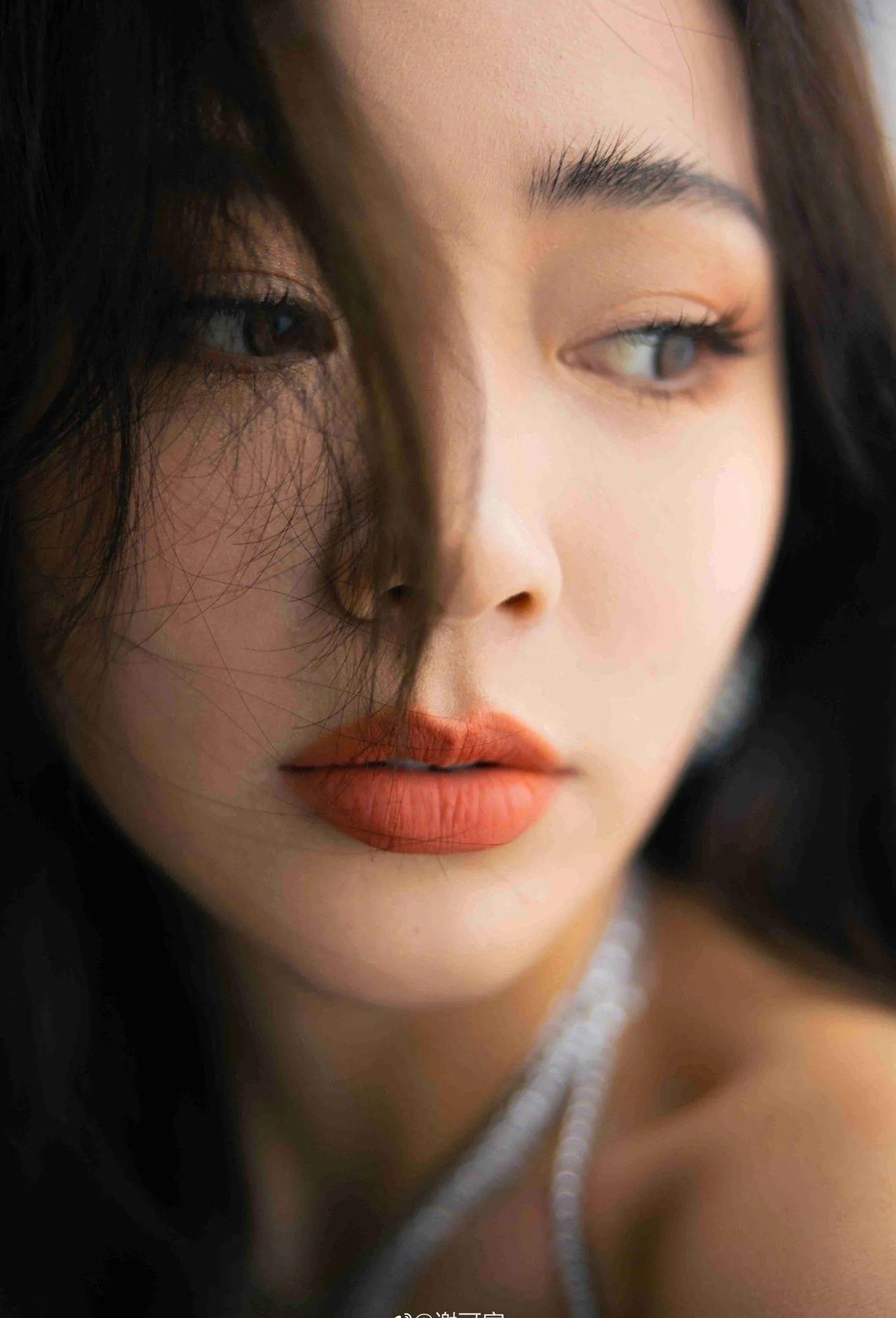 谢可寅黑色连衣裙长发飘飘