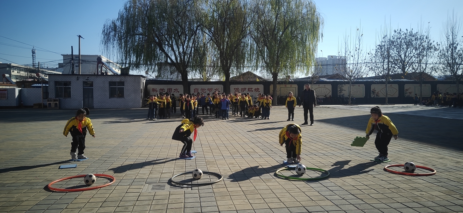 河间市第二实验小学：“趣味游戏”比赛(图1)