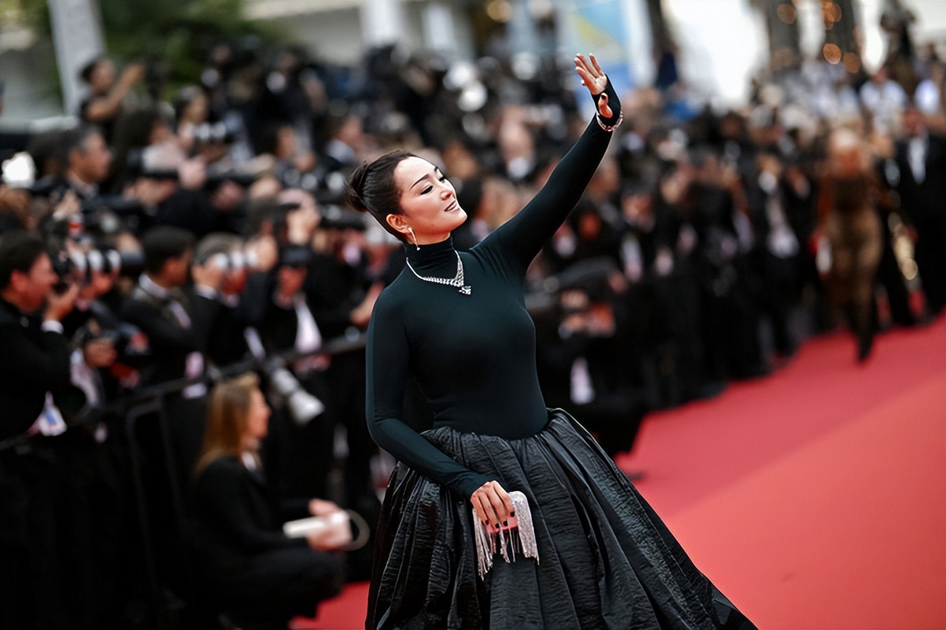 巩俐在戛纳红毯又受宠!蓬蓬裙皱巴巴显壮,又是裸色唇,气场赢了