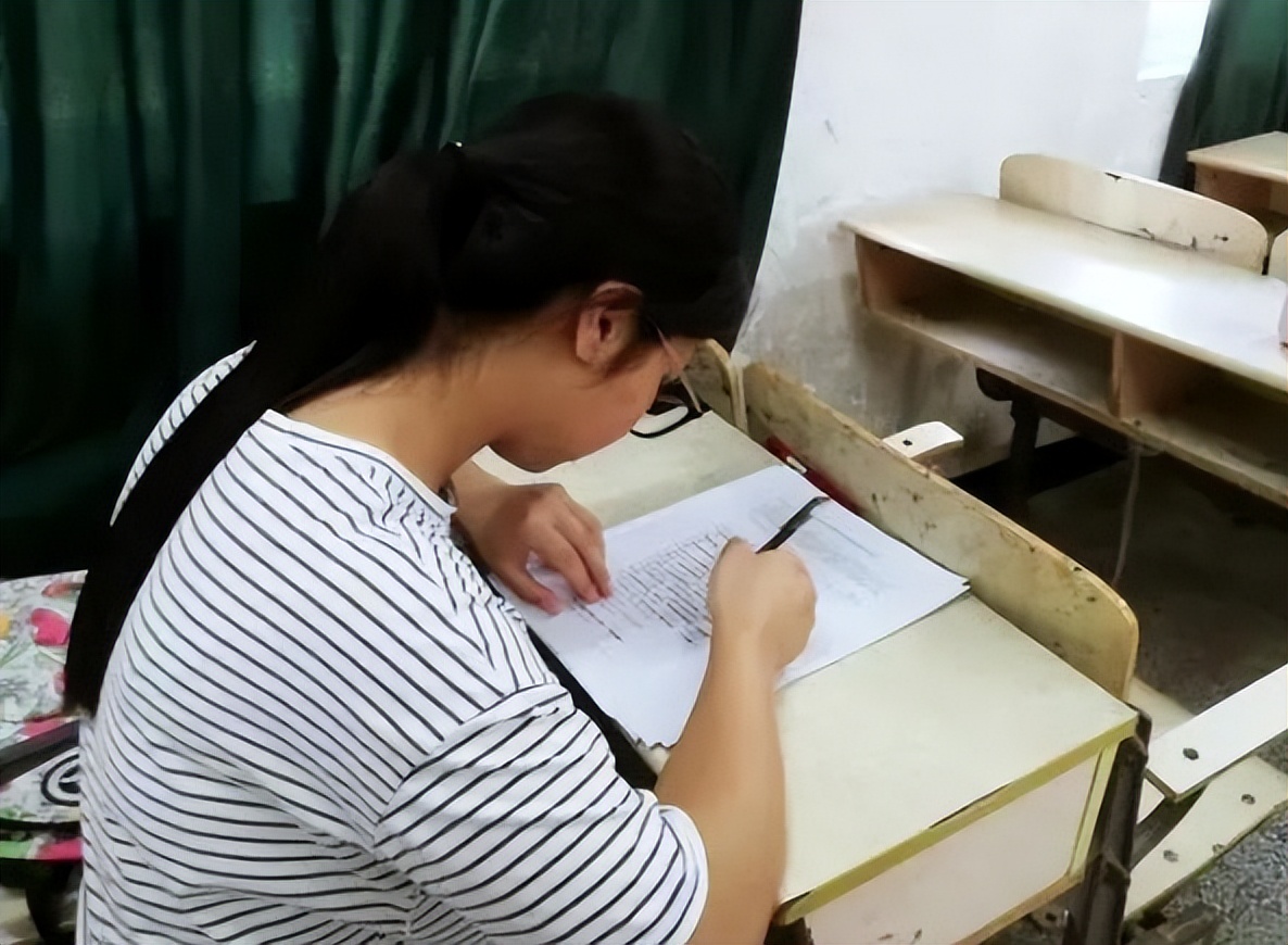 大学里有种隐形贫困生，穿戴大牌花钱豪爽，期末却领贫困补助