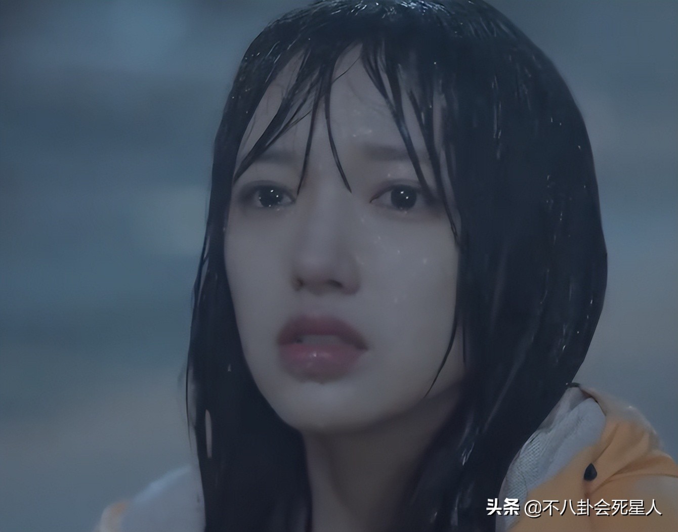 娱乐圈“一眼美人”太多了，全靠妆容造型加持，样貌缺点很明显