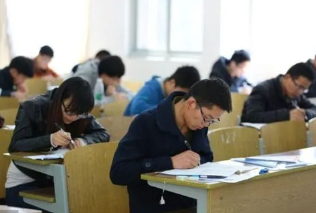 听上去像“铁饭碗”的岗位，真实身份却并非如此，学生慎重报考