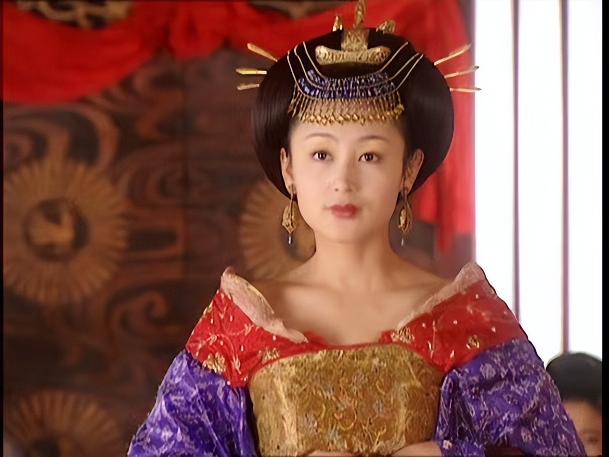 “尖嘴猴腮”别硬演公主，这8位女星告诉你，什么才叫金枝玉叶