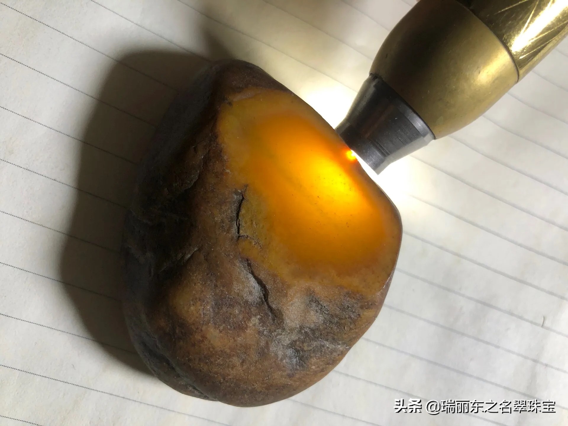 怎么选翡翠原石(什么样的翡翠原石适合新手？新手如何挑选？)