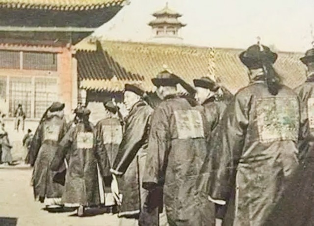 清代状元的后裔：独居深山状元府，坚守着祖宅，无水无电乞讨为生